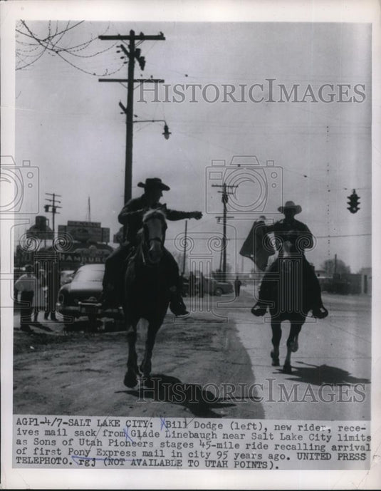 1955 Press Photo Bill Dodge receiving Mail Bag from Glade Linebaugh - Historic Images