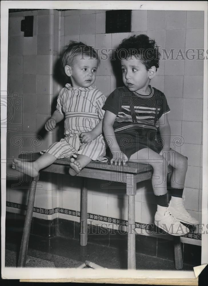 1948 Press Photo of two abandoned Tony Maronsiels (r) and Alvin Romarz - Historic Images