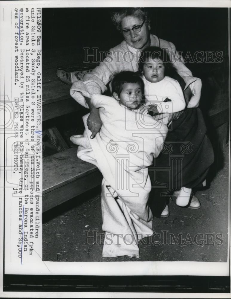 1956 Press Photo of Mrs. E.I. Welch and her grandchildren who were evacuated - Historic Images