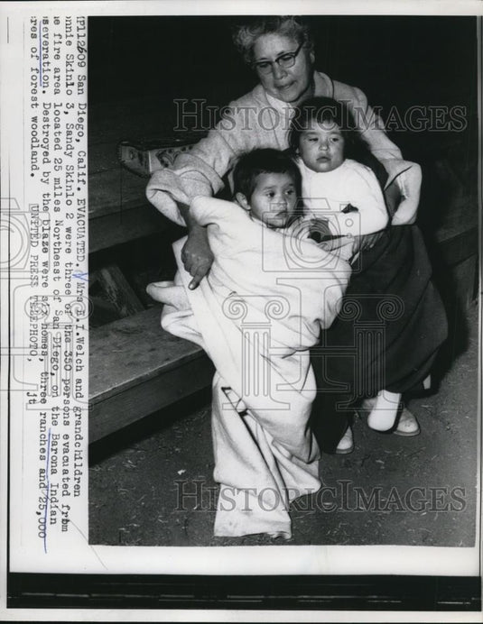 1956 Press Photo of Mrs. E.I. Welch and her grandchildren who were evacuated - Historic Images