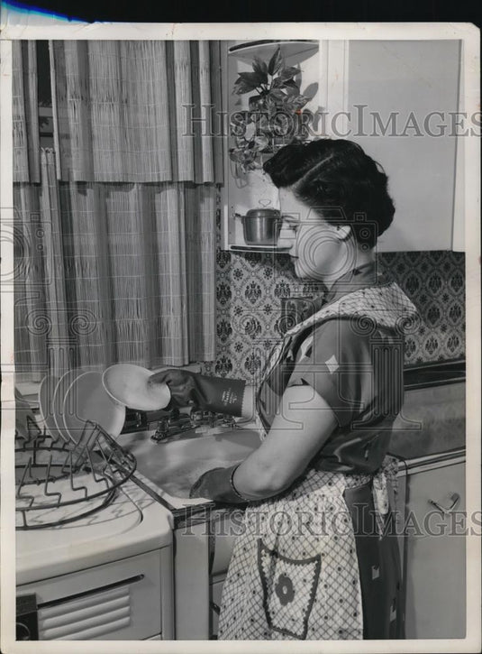 1954 Press Photo A housewife uses hot water in washing dishes wore rubber gloves - Historic Images