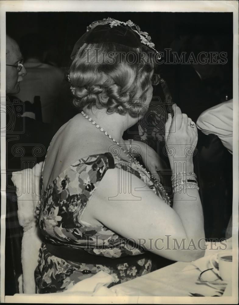 1941 Press Photo Mrs. H. Winfield Chapin Of Syracuse In Diamonds - Historic Images