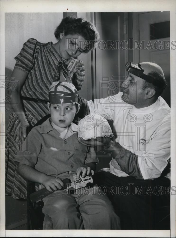 1945 Press Photo irving Goldman,is making plastic skull cap for the boy&#39;s head. - Historic Images