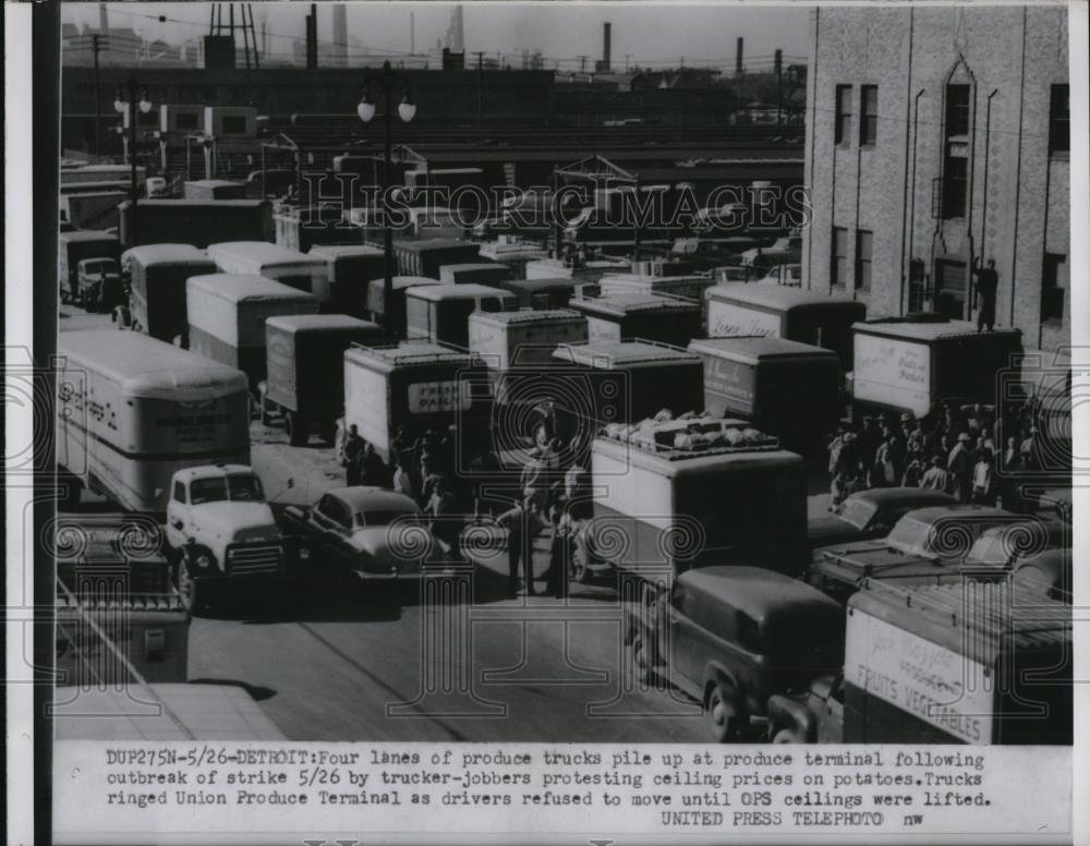 1952 Press Photo Trucks ringed Union Produce Terminal as drivers strikes - Historic Images