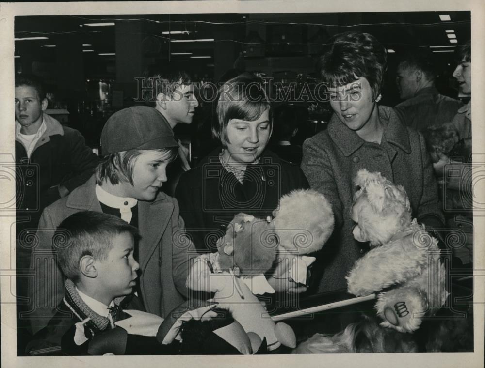 1967 Press Photo Kids on a Christmas Shopping with Mrs. Walther - Historic Images