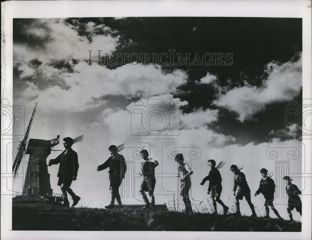 1948 Press Photo School children are out to plant with their teachers. - Historic Images