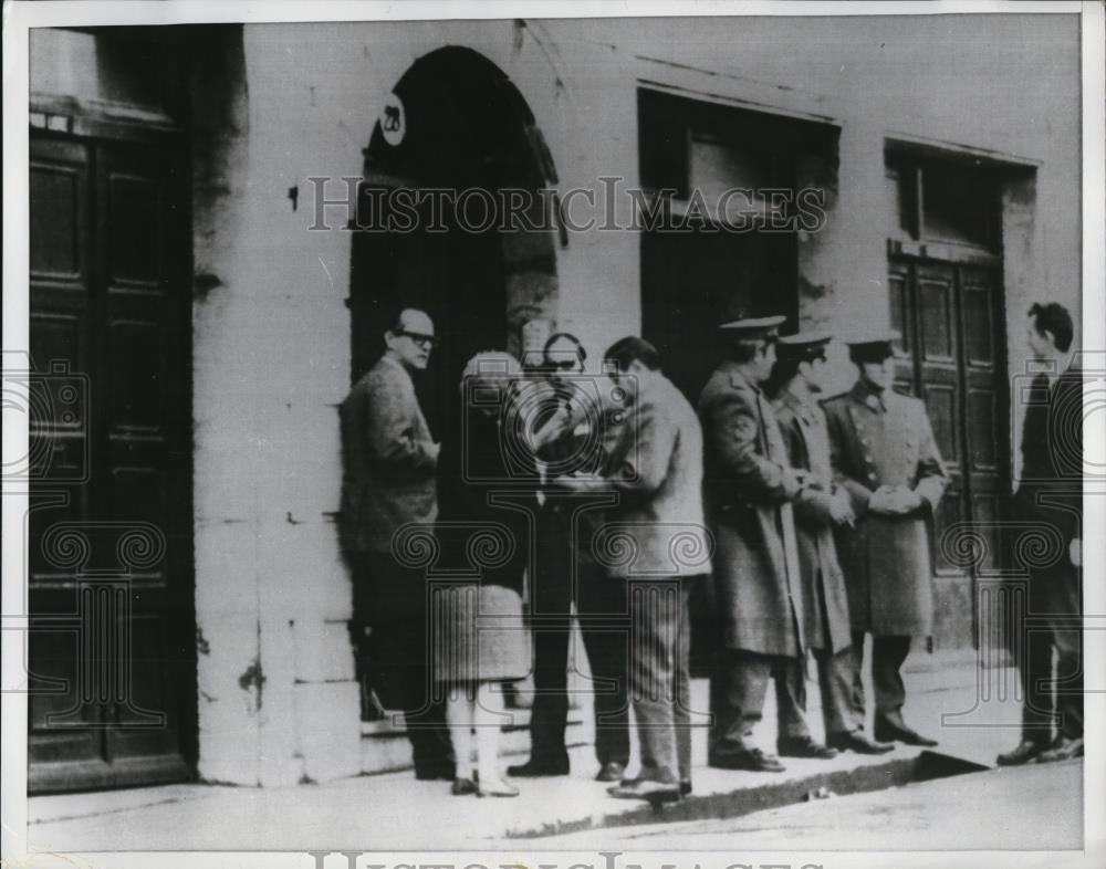 1970 Press Photo of a protection detail for Eugen Beihl who was kidnapped by - Historic Images