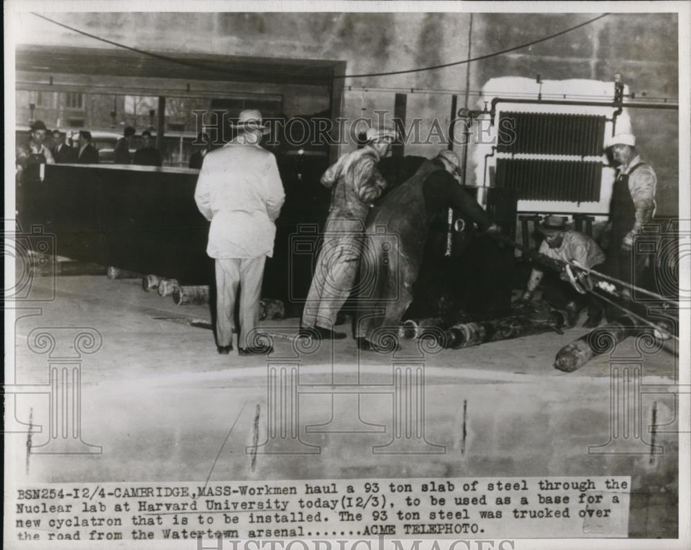 1947 Press Photo Workmen hauling a 93-ton slab of steel through the Nuclear lab - Historic Images