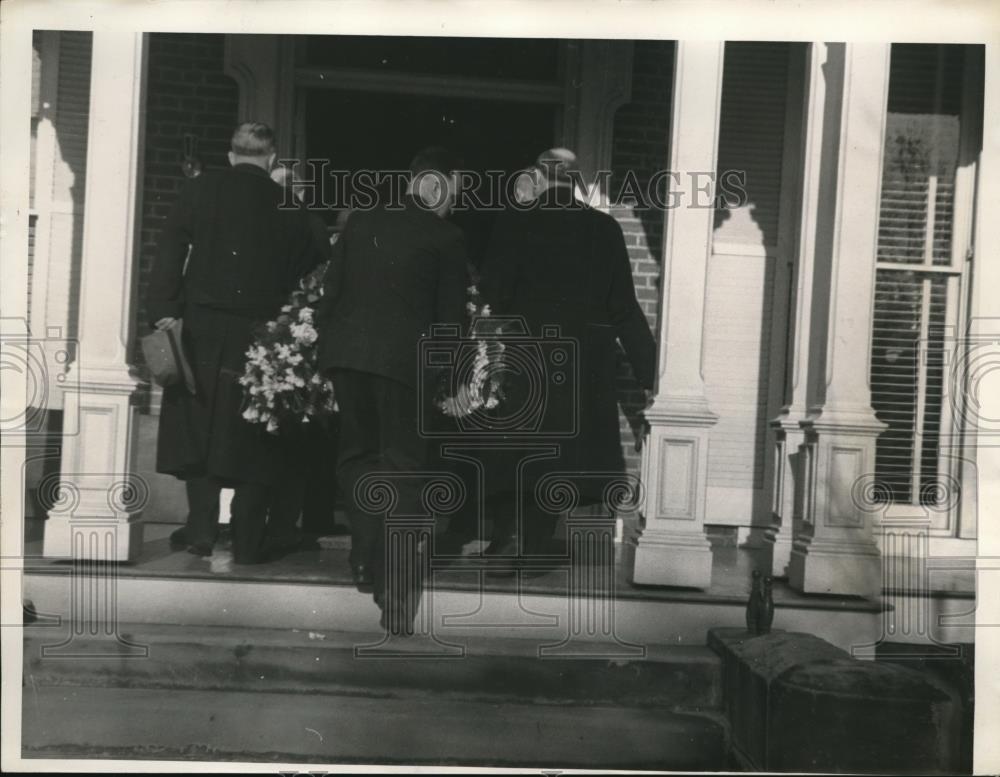 1938 Press Photo O.O.McIntyre famous Columnist being taken into Gatewood - Historic Images