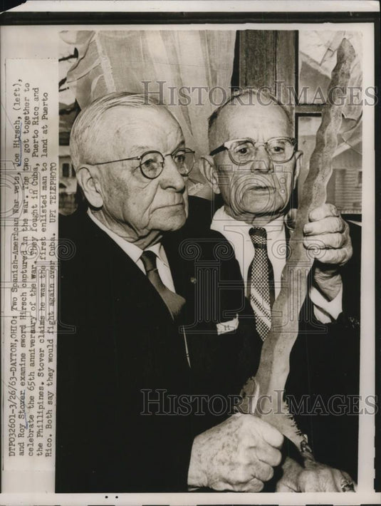 1963 Press Photo Joe Hirsch and Roy Stover examine sword Hirsch captured in war. - Historic Images