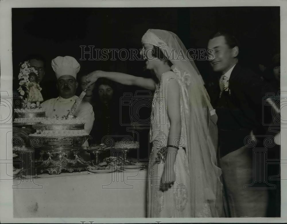 1922 Press Photo Sylvia Leslie cuts wedding cake with Capt Evan Thomas - Historic Images