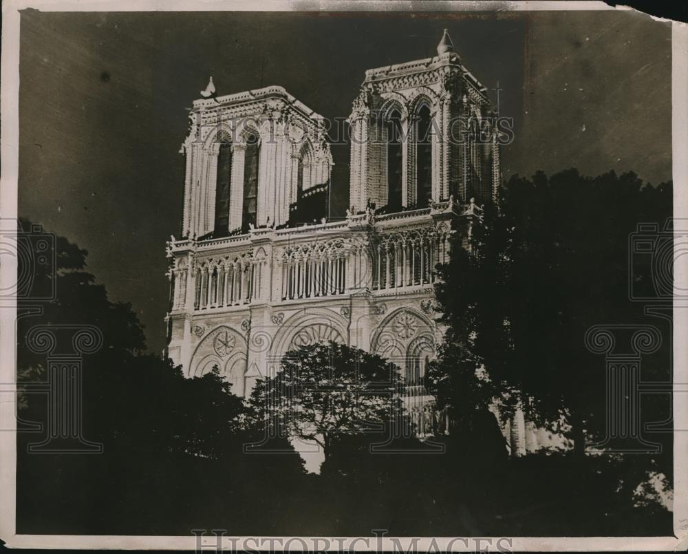 1930 Press Photo Notre Dame illuminated in Paris France - Historic Images