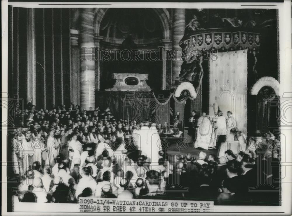 1958 Press Photo Cardinals paying homage to Pope John XXIII at the Altar - Historic Images