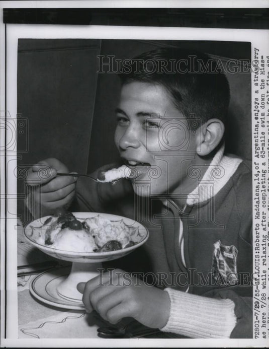 1955 Press Photo of Roberto Maddalena 14, of Argentina enjoying some ice cream - Historic Images