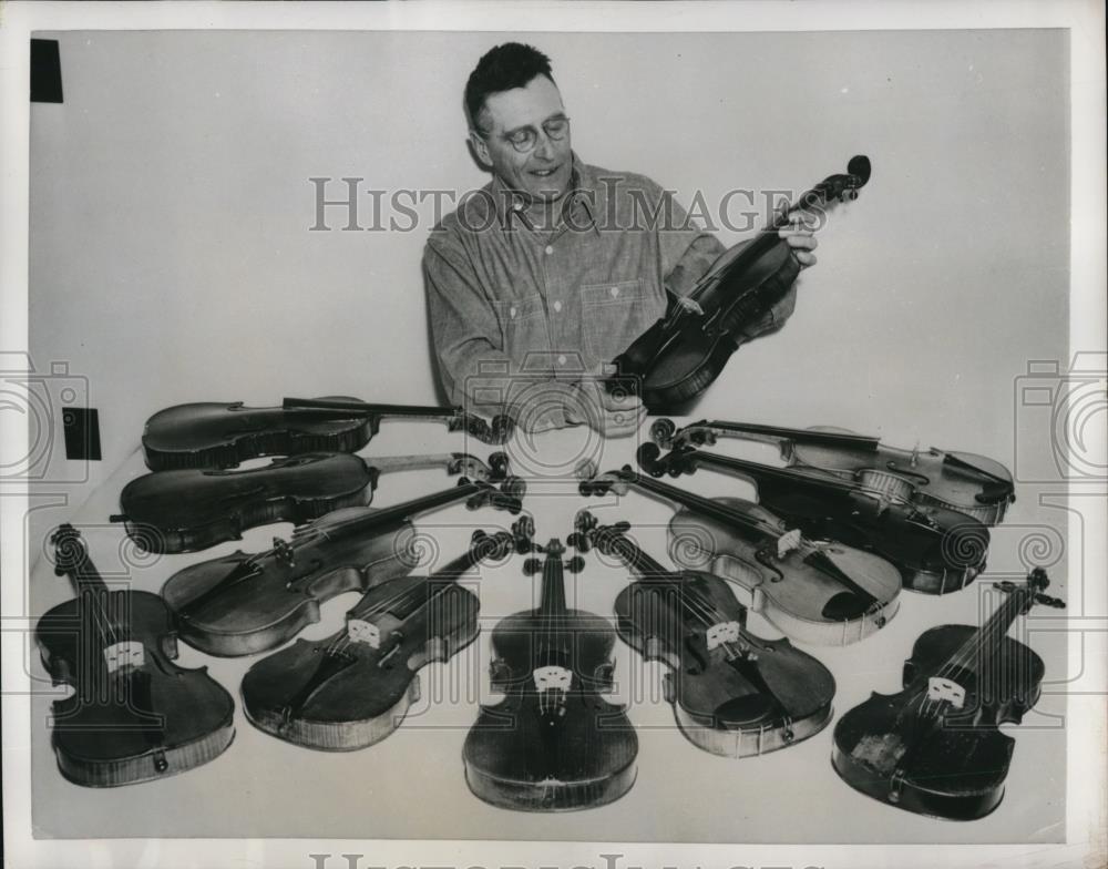 1954 Press Photo Farmer William Nelson, collector of old violins - Historic Images