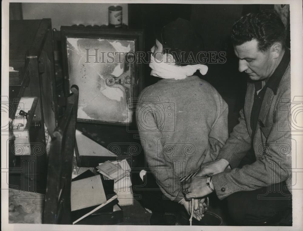 1939 Press Photo of Detective Lieutenant H.P. Gerhardt untying Janitor Robert - Historic Images