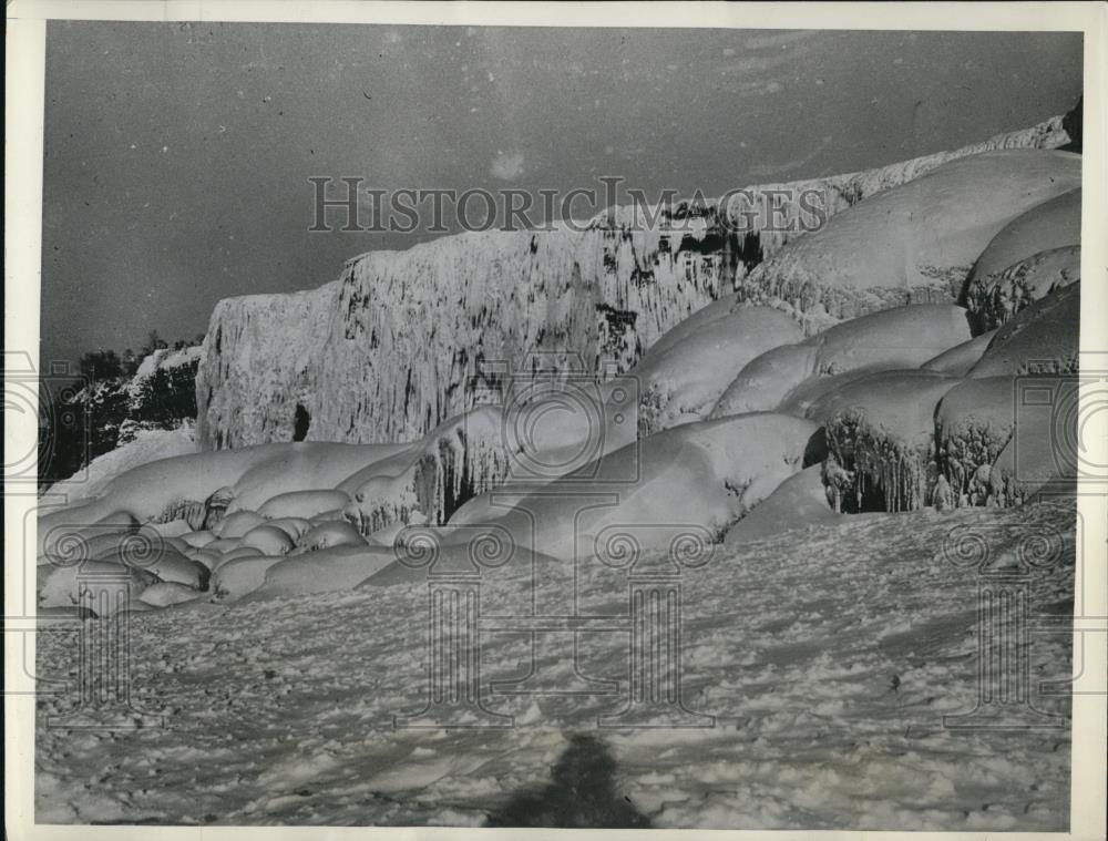 1936 Press Photo Severe cold weather halted the flow over Niagara Falls - Historic Images
