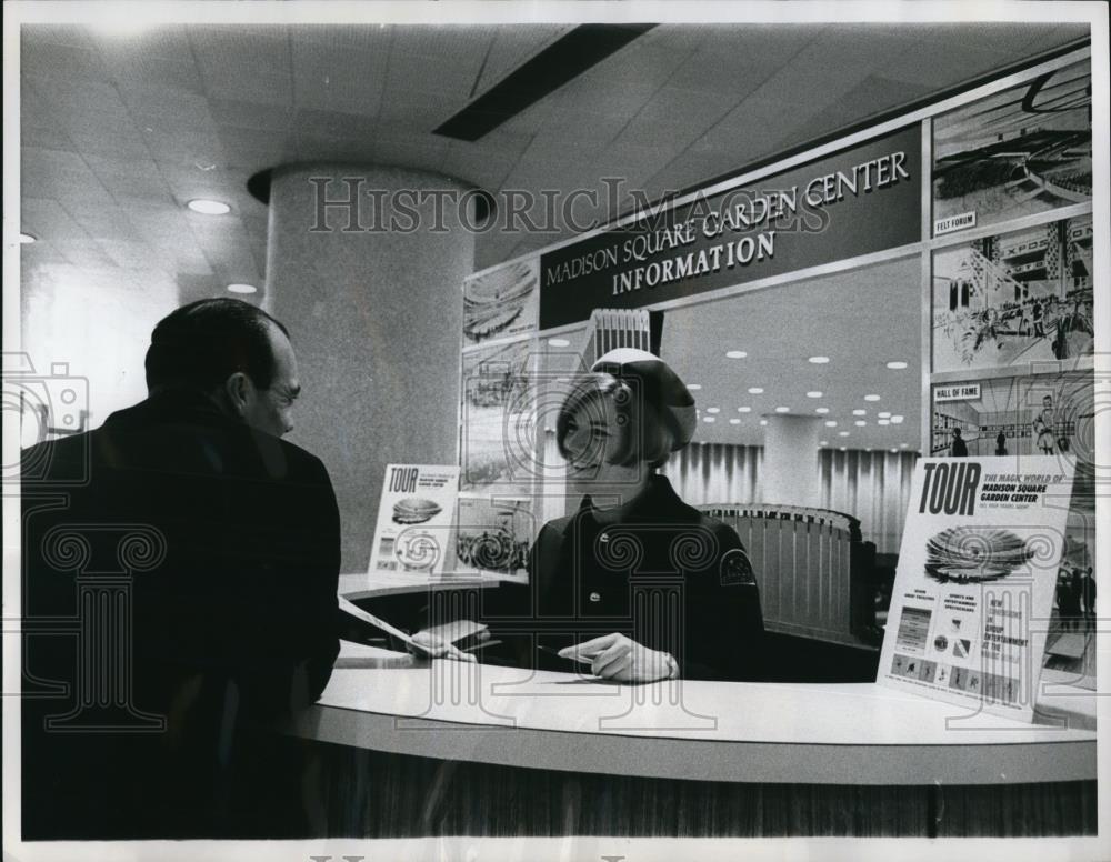 1967 Press Photo Madison Square Garden&#39;s, Information Booth - Historic Images