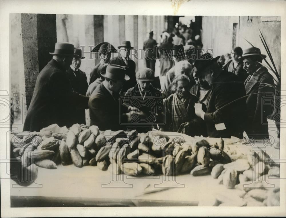 1931 Press Photo Charity Bread Loaves Distributed to Poor, Rome Italy - Historic Images