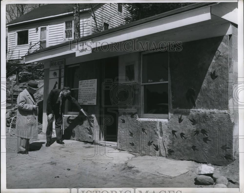 1956 Press Photo Carlton Nash and Everett Wiesing studying a prehistoric print - Historic Images