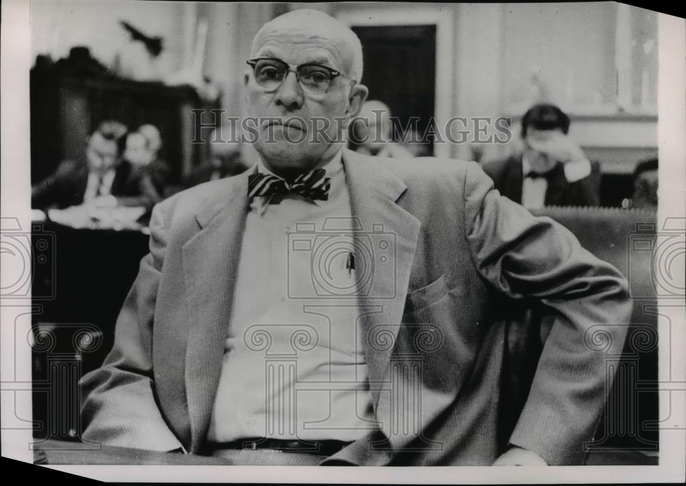 1962 Press Photo A man sitting in a court room with press behind him. - Historic Images