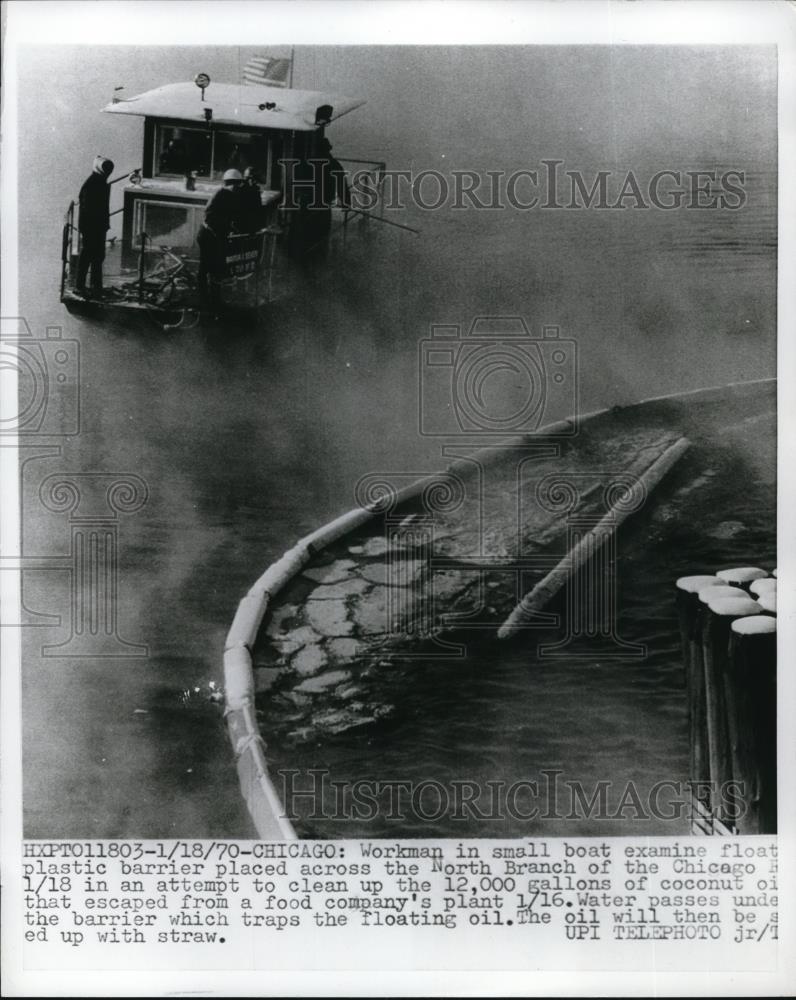 1970 Press Photo Workman Look at Barrier to Collect Coconut Oil - Historic Images