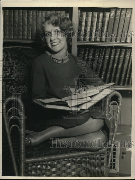 1929 Press Photo Lois Preston at the University of California library. - Historic Images