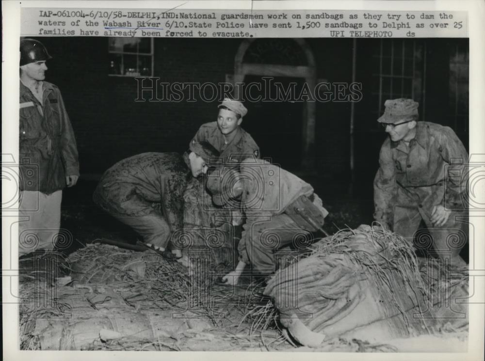 1958 Press Photo National guardsmen Working on Sandbags to Dam Wabash River - Historic Images