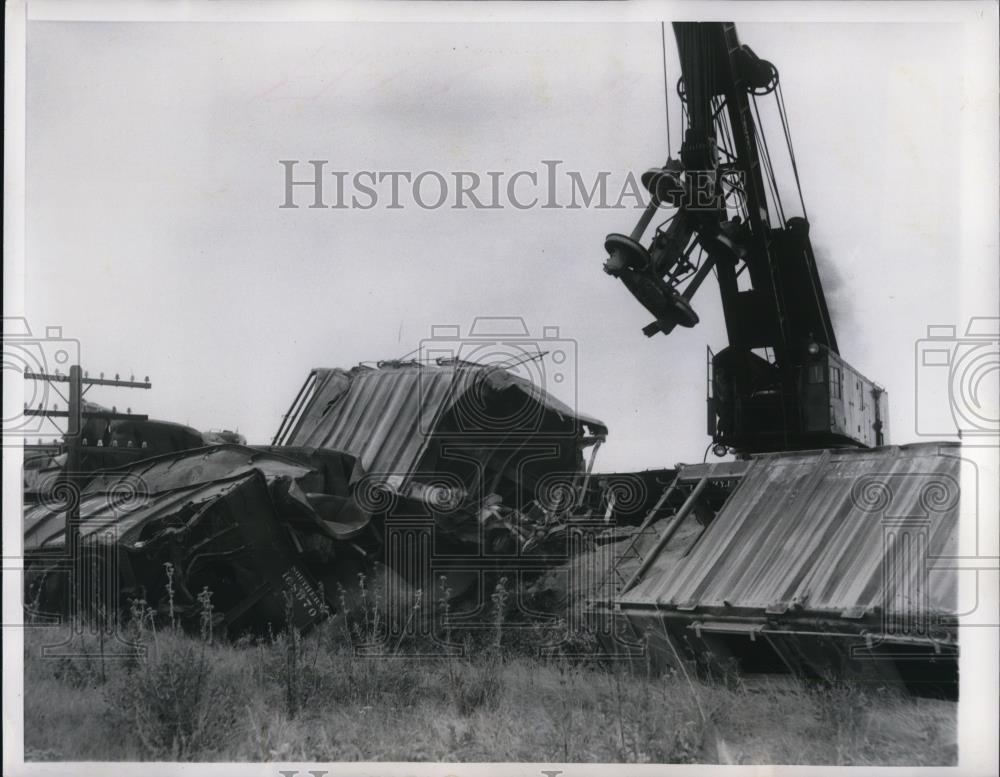 1953 Press Photo 20 cars of a Chicago Bound Freight was derailed a mile north - Historic Images