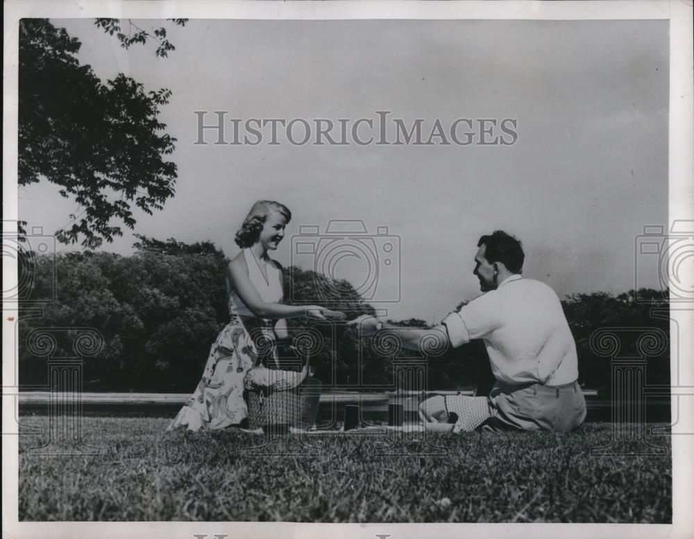 1953 Press Photo Pleasure of Summer Picnics are increased if picnis are simple - Historic Images