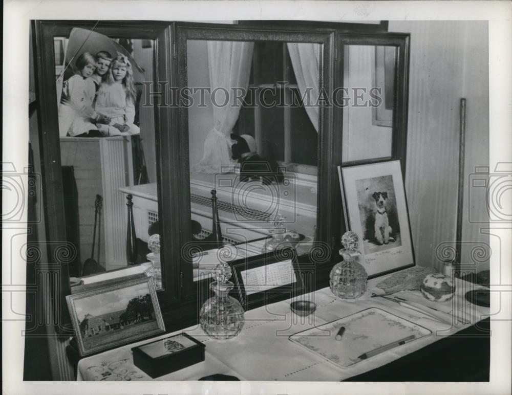 1945 Press Photo President Roosevelt&#39;s dressing table - Historic Images