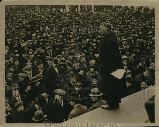 1922 Press Photo Mr. Art O'Brien making speech to crowd from the plinth - Historic Images