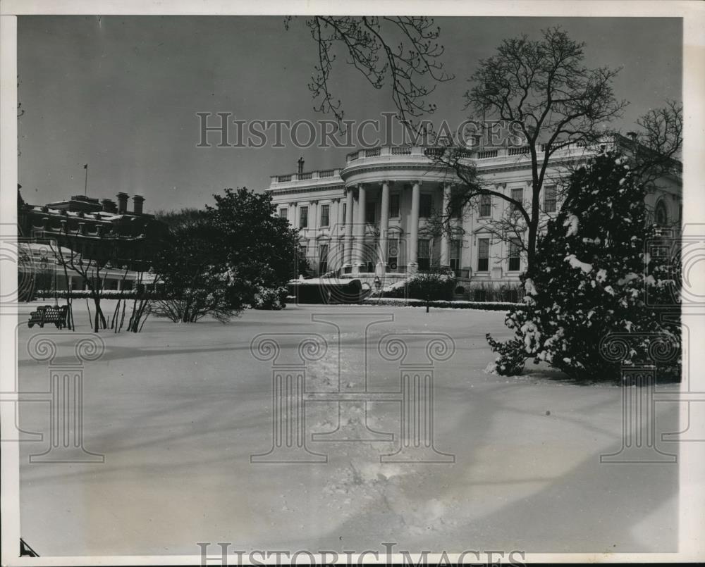 1940 Press Photo The White House in Wash DC &amp; grounds covered in snow - Historic Images