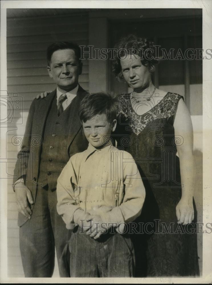 1931 Press Photo Harvey Marcis Richard Leon George Burrows with his parents - Historic Images