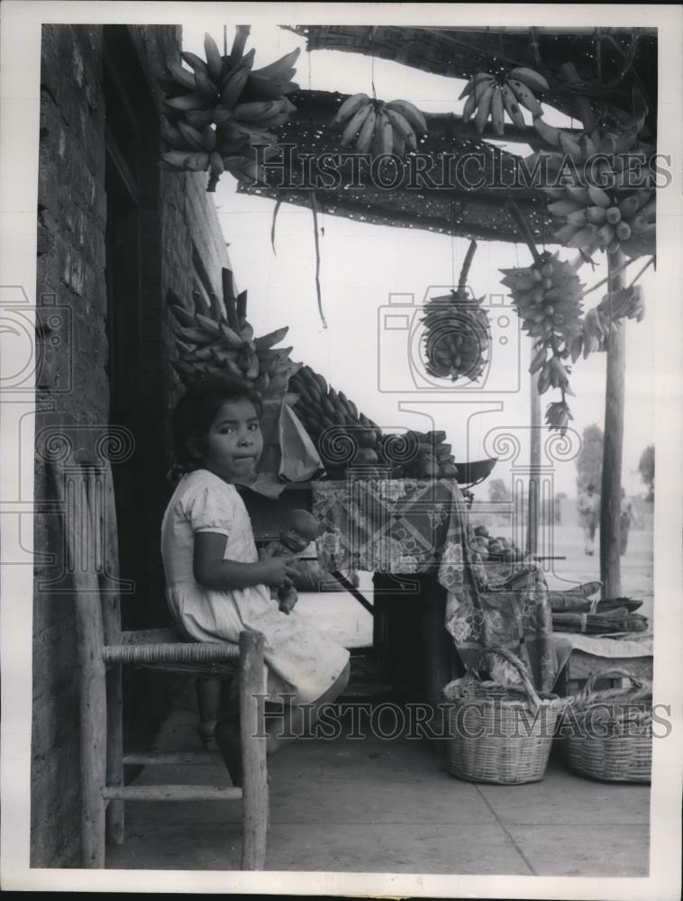 1961 Press Photo Mala Peru Gladys Arias aided by UNICEF funds - Historic Images