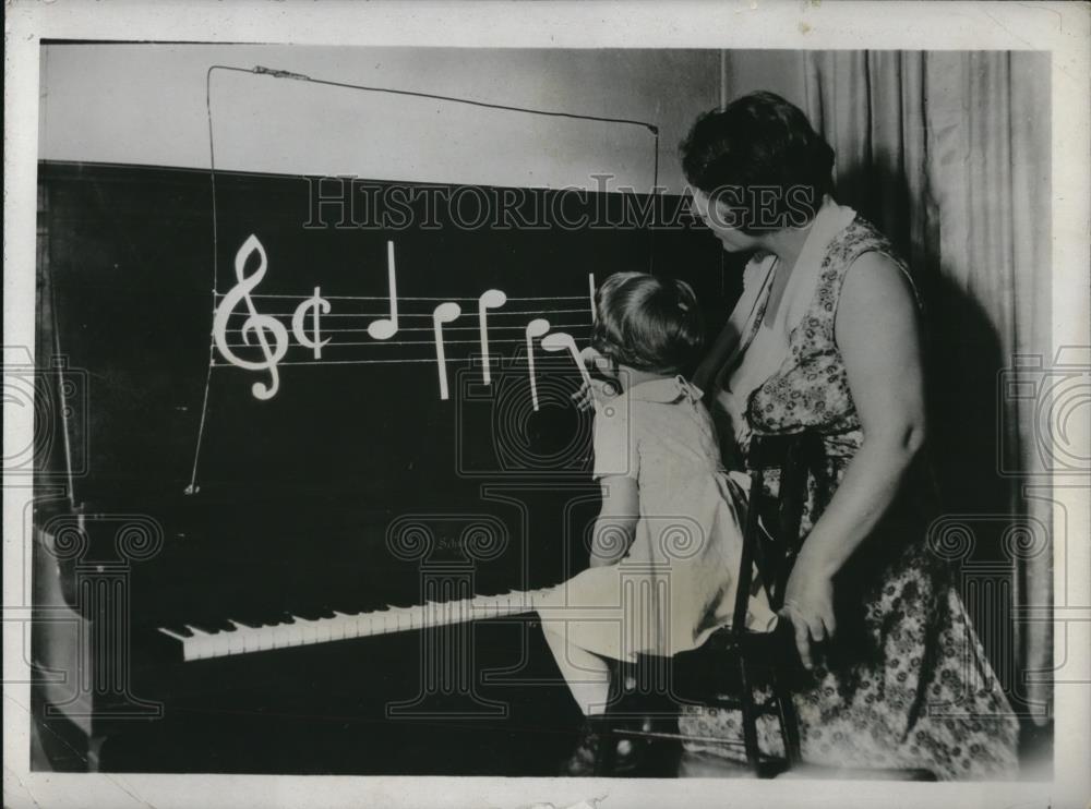 1932 Press Photo A Portland teacher teaches music to her pupil in a unique way - Historic Images