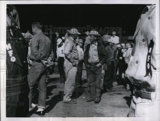 1962 Press Photo Nearly 200 NFO members congregated around the unloading chutes - Historic Images