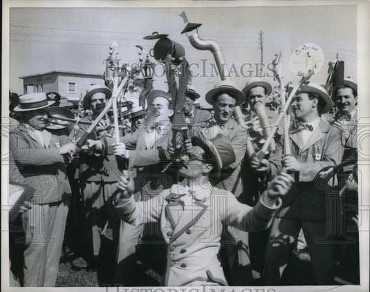 1958 Press Photo of Maestro Casagrande conducting the Silly Symphony. - Historic Images