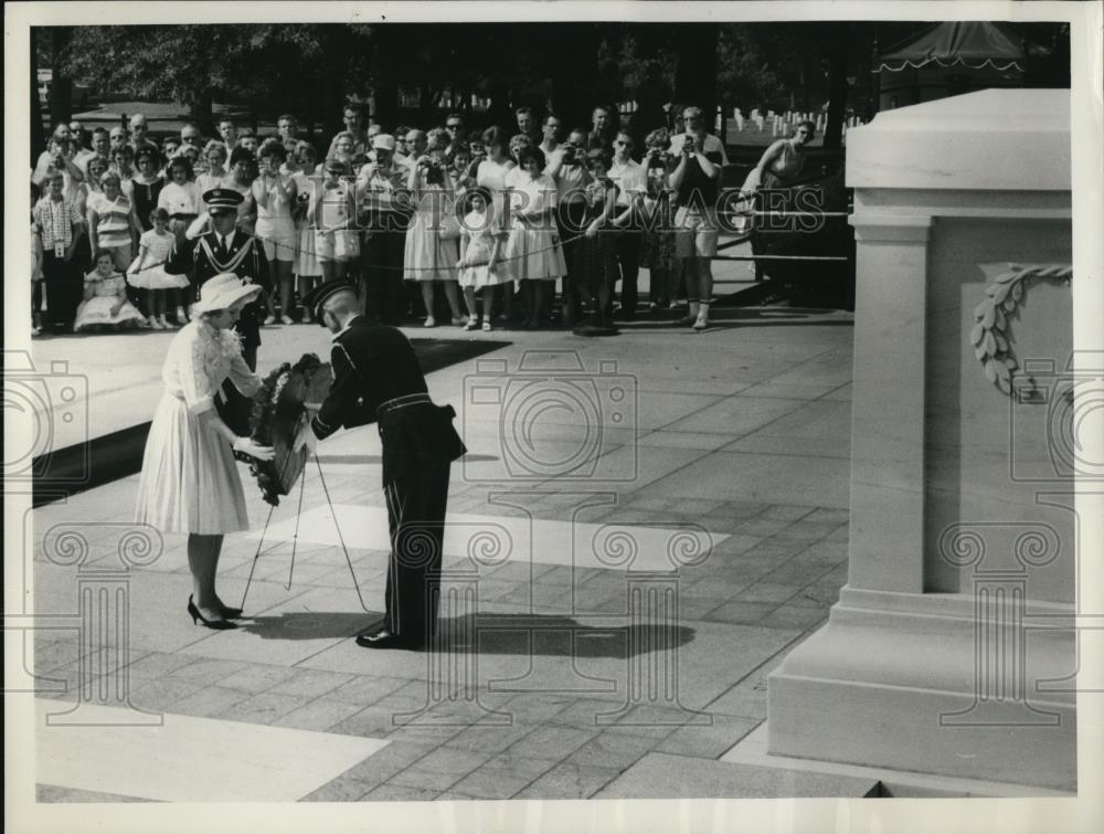 1962 Press Photo Sandra Clardy lays a wreath at the tomb of an unknown soldier - Historic Images