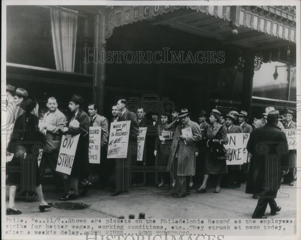 1946 Press Photo Pickets on Philadelphia Record for better wages - Historic Images