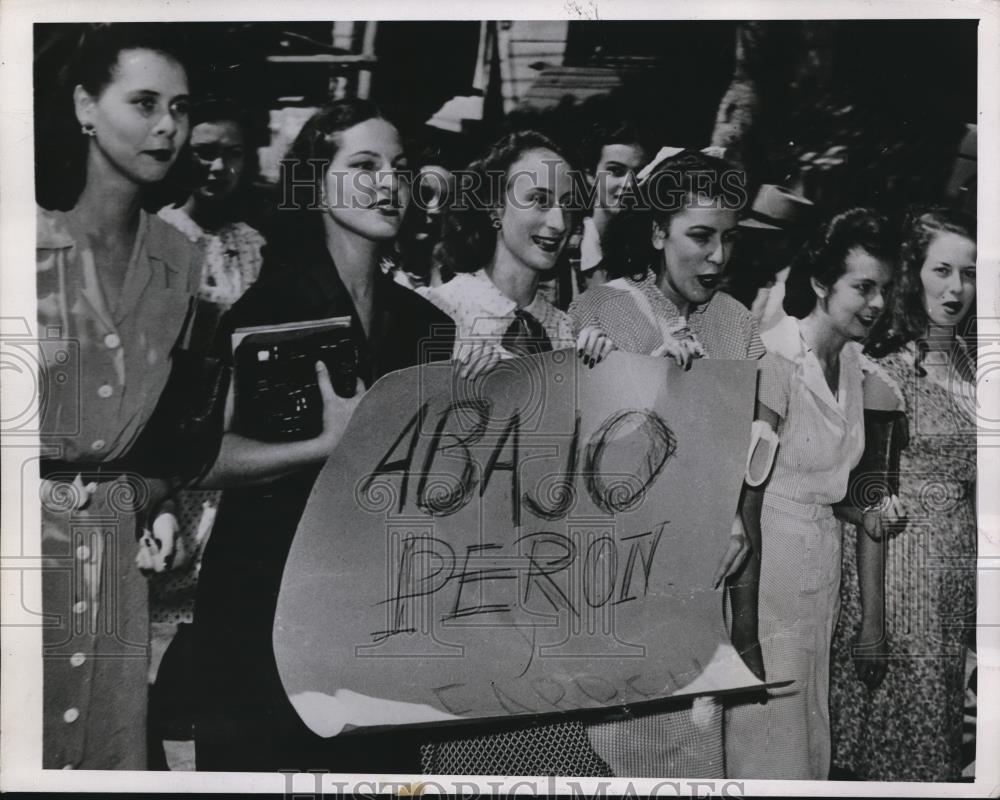 1945 Press Photo Venezuela Medical School coeds protest Peron - Historic Images