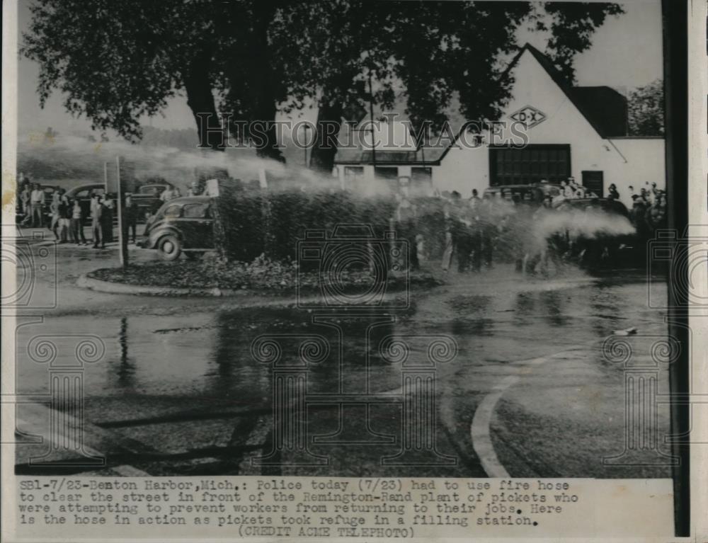 1947 Press Photo Police use fire hose to clear a street of Remington-Rand Plant - Historic Images