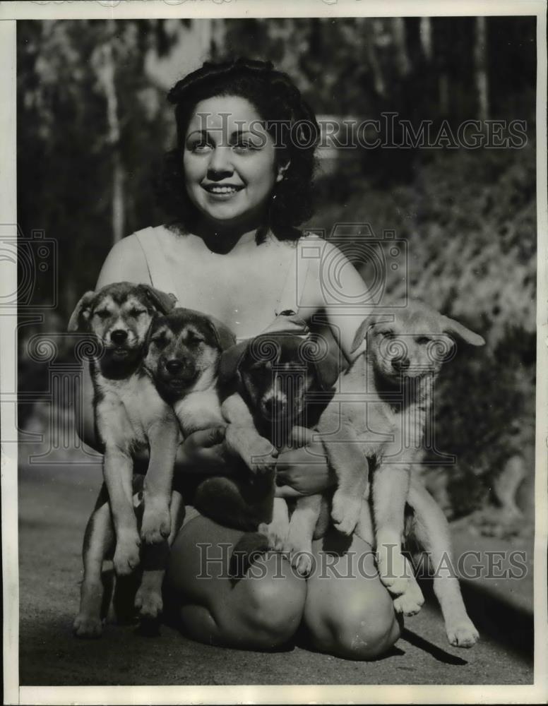 1939 Press Photo San Diego Calif Evelyn Hayes &amp; quad dingo dogs at zoo - Historic Images