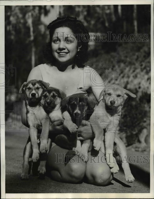1939 Press Photo San Diego Calif Evelyn Hayes & quad dingo dogs at zoo - Historic Images