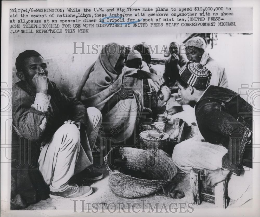 1952 Press Photo Arabs at an open-air diner in Tripoli - Historic Images