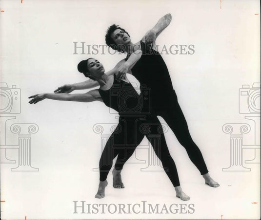 1976 Press Photo Gladys Bailin and Kelly Holt in the picture - cvp23667 - Historic Images