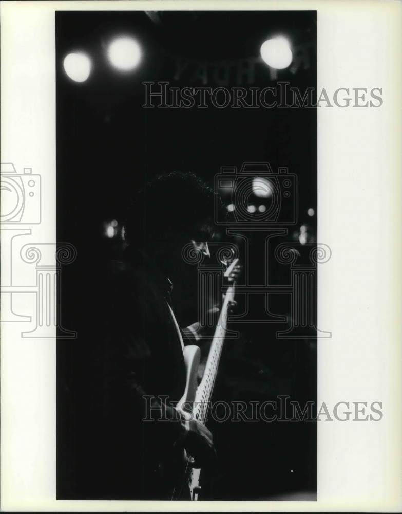 1987 Press Photo Wayne Haynes, bass player for The Differences performs at - Historic Images