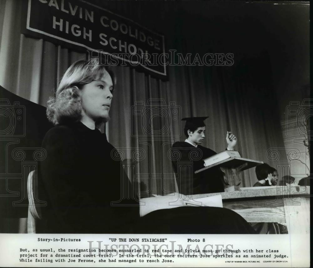 1967 Press Photo Sandy Dennis in Up the Down Stiarcase - Historic Images