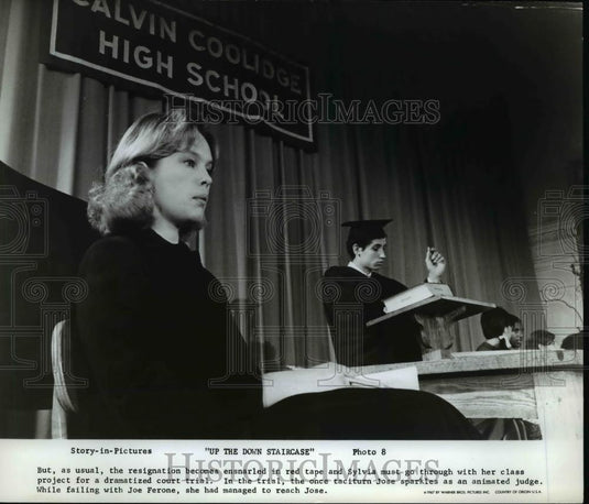 1967 Press Photo Sandy Dennis in Up the Down Stiarcase - Historic Images