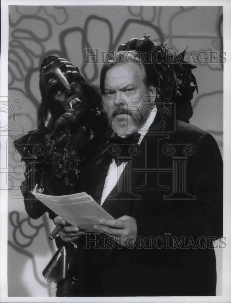 Press Photo Orson Welles guests stars on Rowan and Martin&#39;s Boo-In - cvp21613 - Historic Images